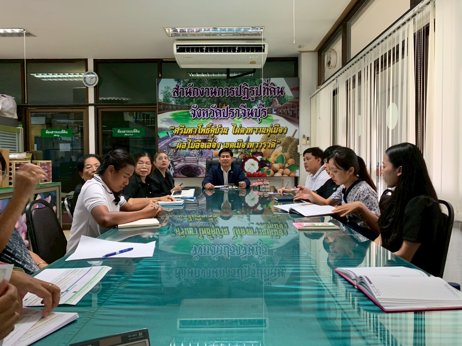 title - วันที่ 9 มิถุนายน 2569 นายวิทูล ประดิษฐบุญ ปฏิรูปที่ดินจังหวัดปราจีนบุรี ได้มอบนโยบาย ของรัฐมนตรีช่วยว่าการกระทรวงเกษตรและสหกรณ์ พร้อมทั้งชี้แจงแนวทางการปฏิบัติงาน แก่บุคลากรในสังกัด โดยได้ร่วมรับฟังปัญหา อุปสรรค และหารือแนวทางการขับเคลื่อนภารกิจตามแผนงานและโครงการประจำปีงบประมาณ พ.ศ. 2569